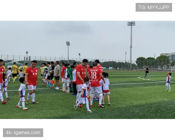 草根足球教练培训引入欧冠压迫数据案例，推动战术理念普及